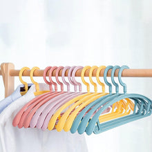 Slim plastic clothes hangers set